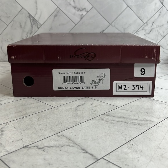 NWT Dyeables Womens Sonya Silver Satin Platform Crossover Strap Sandals 9B - Picture 11 of 11